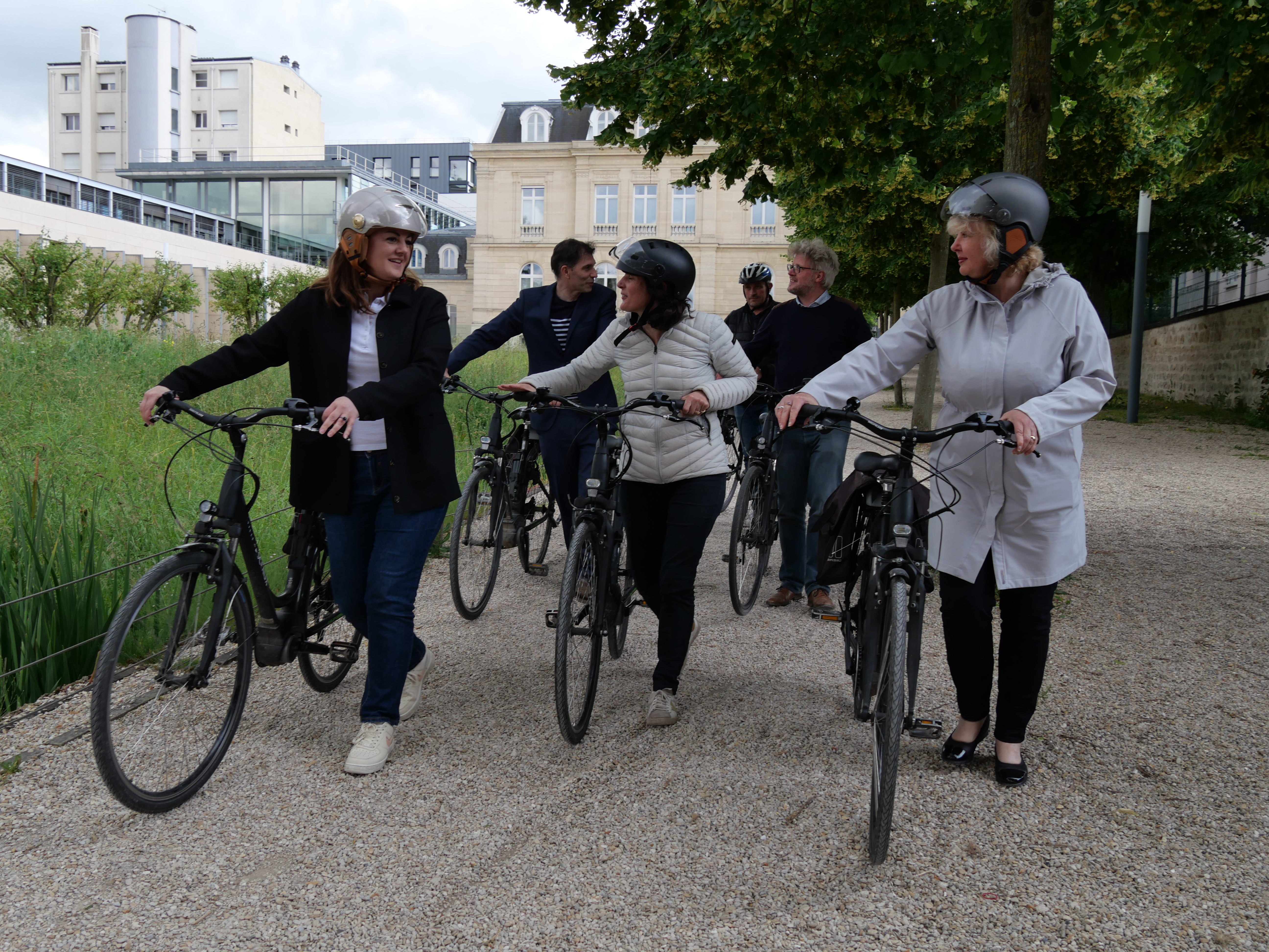 Plusieurs agents tenant un Vélo électrique